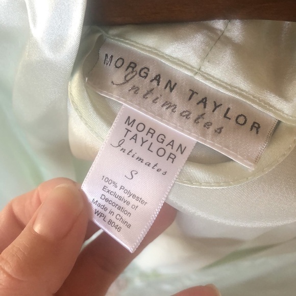 Morgan Taylor Intimates Green Satin Glamour Robe - Picture 4 of 11